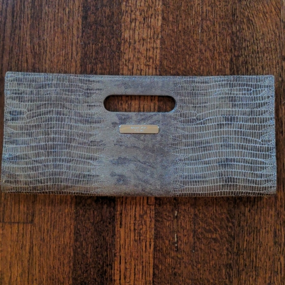 Michael Kors clutch with removable strap - Picture 10 of 12